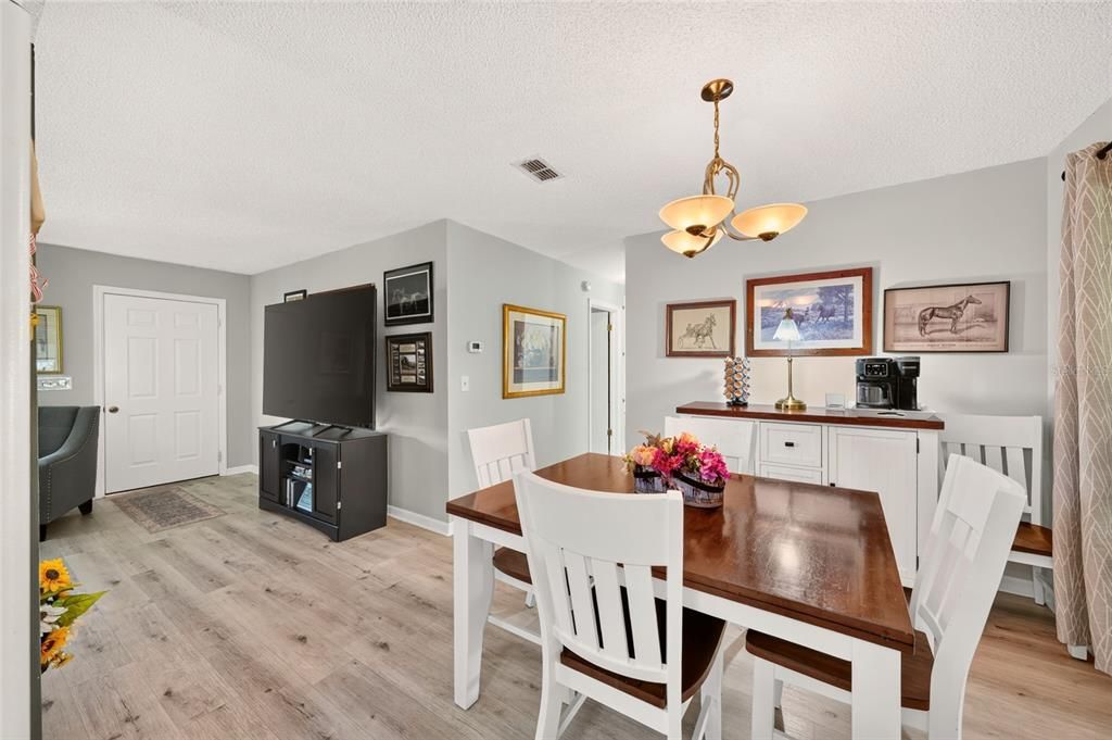 For Sale: $229,999 (2 beds, 2 baths, 1008 Square Feet)