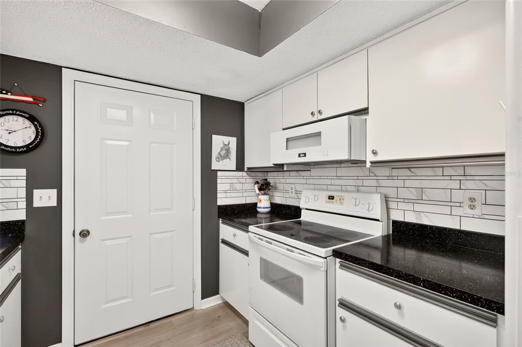 For Sale: $229,999 (2 beds, 2 baths, 1008 Square Feet)