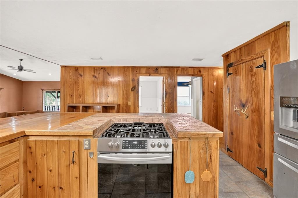 En Venta: $575,000 (3 camas, 3 baños, 2294 Pies cuadrados)