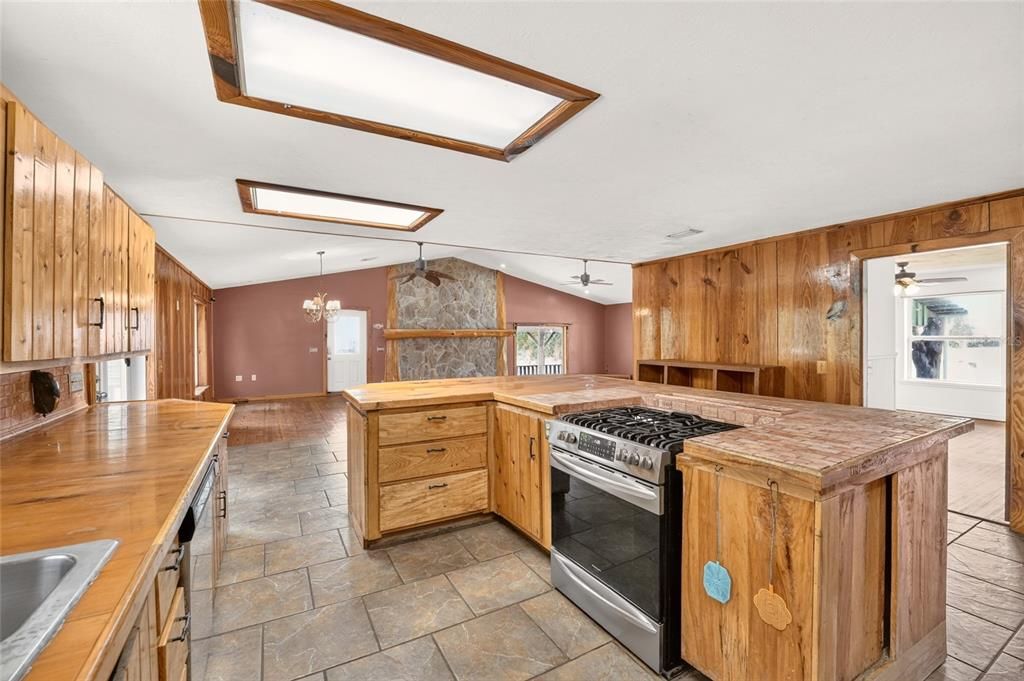 En Venta: $575,000 (3 camas, 3 baños, 2294 Pies cuadrados)
