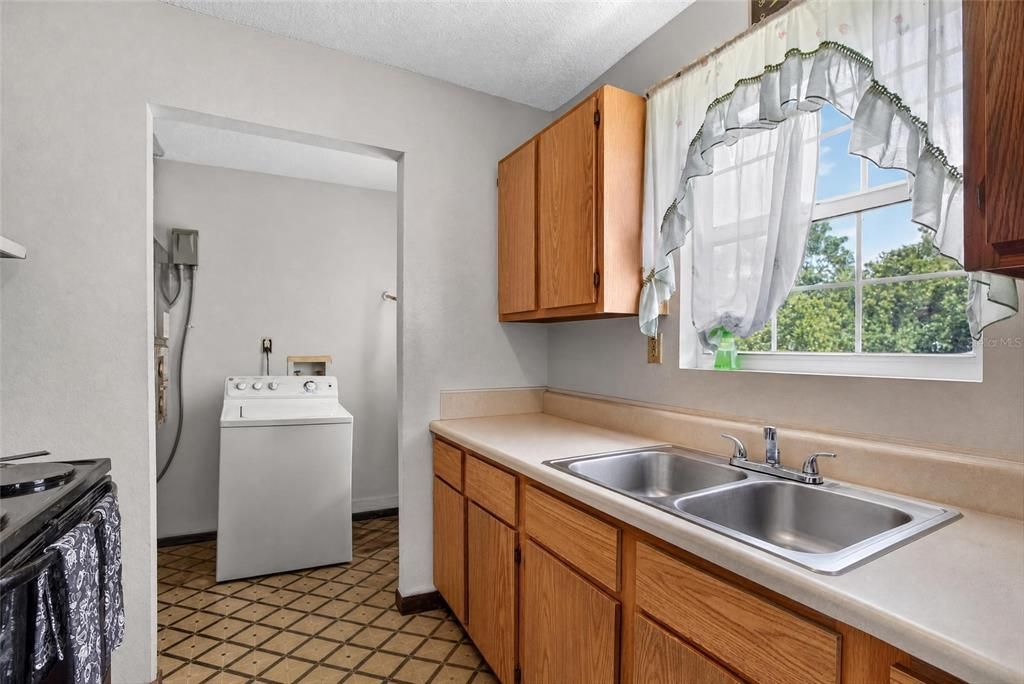 For Sale: $150,000 (3 beds, 2 baths, 984 Square Feet)