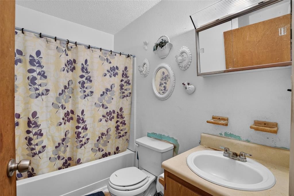 For Sale: $150,000 (3 beds, 2 baths, 984 Square Feet)