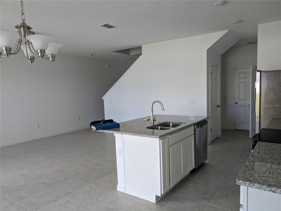 For Rent: $2,400 (3 beds, 2 baths, 1747 Square Feet)