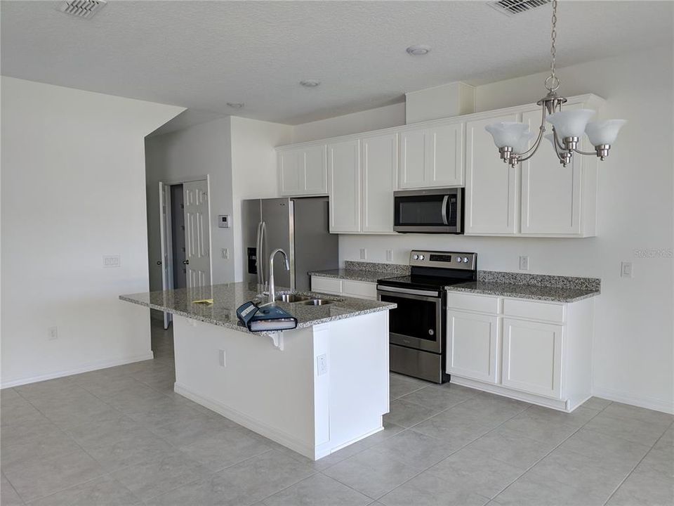 For Rent: $2,400 (3 beds, 2 baths, 1747 Square Feet)