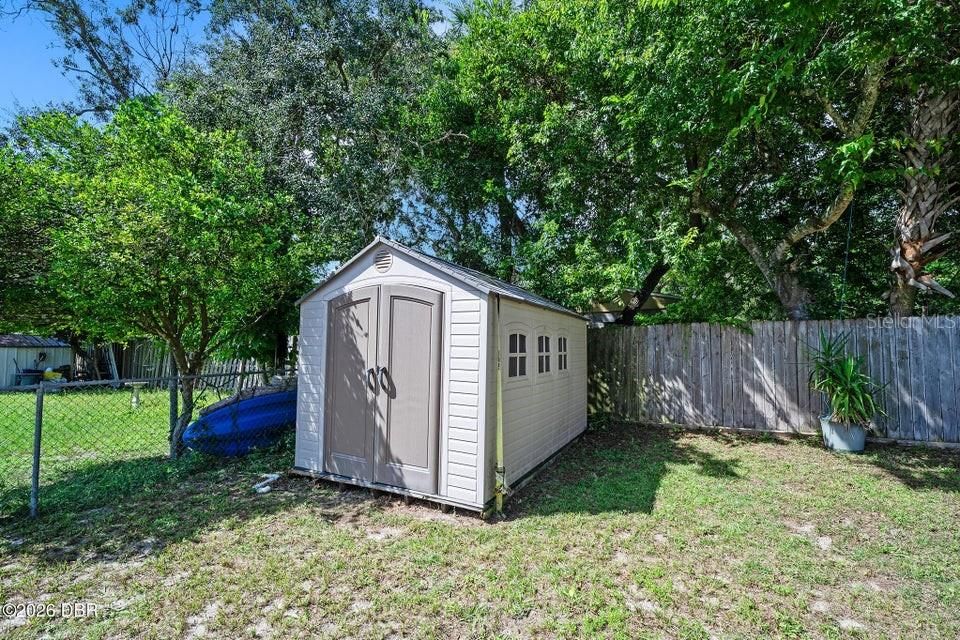 For Sale: $210,000 (2 beds, 1 baths, 910 Square Feet)