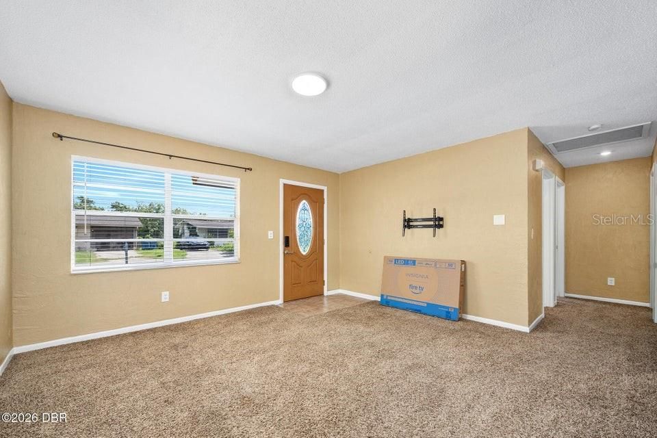 For Sale: $210,000 (2 beds, 1 baths, 910 Square Feet)