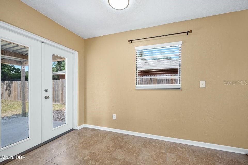For Sale: $210,000 (2 beds, 1 baths, 910 Square Feet)