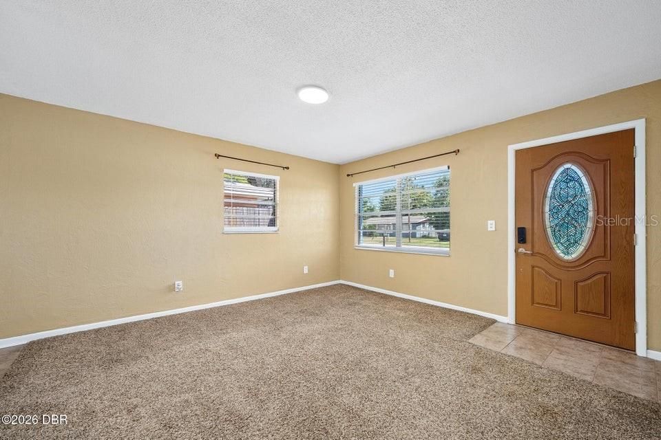 For Sale: $210,000 (2 beds, 1 baths, 910 Square Feet)