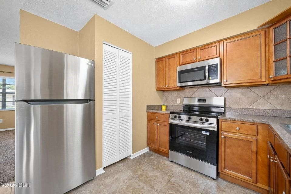 For Sale: $210,000 (2 beds, 1 baths, 910 Square Feet)