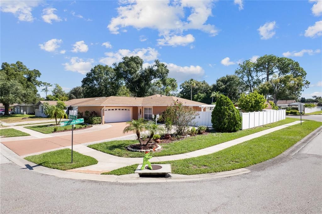 For Sale: $615,000 (4 beds, 3 baths, 1954 Square Feet)