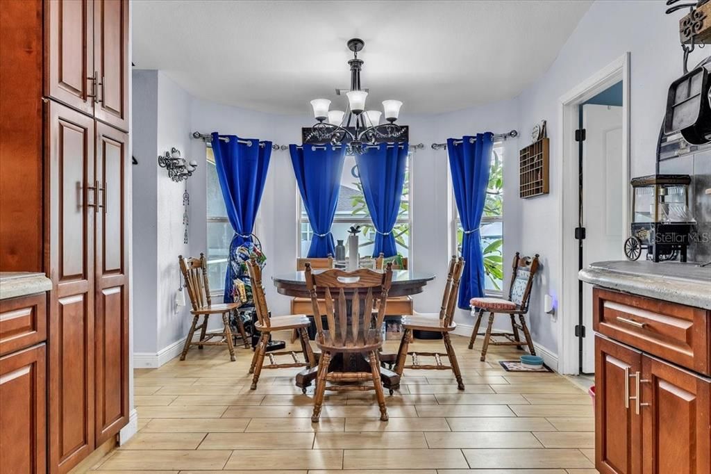 На продажу: $349,995 (4 спален, 2 ванн, 2335 Квадратных фут)