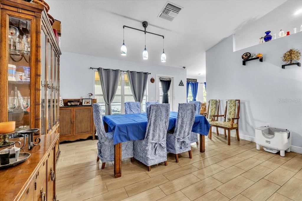 На продажу: $349,995 (4 спален, 2 ванн, 2335 Квадратных фут)