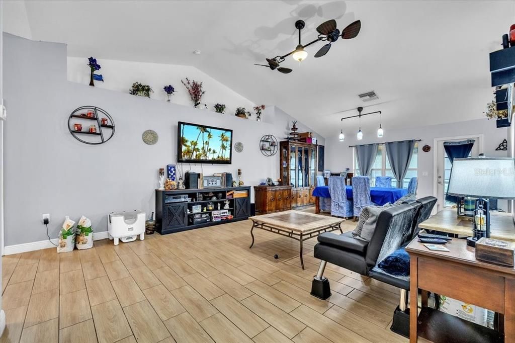 На продажу: $349,995 (4 спален, 2 ванн, 2335 Квадратных фут)