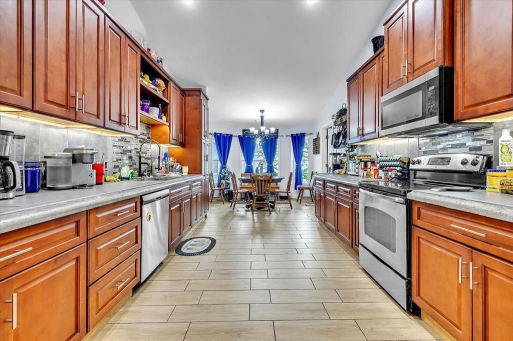На продажу: $349,995 (4 спален, 2 ванн, 2335 Квадратных фут)