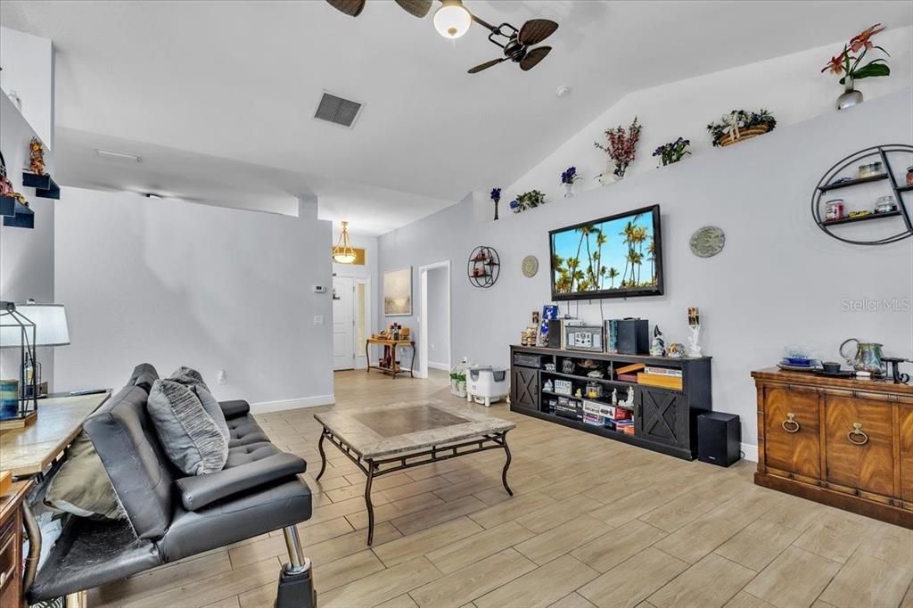 На продажу: $349,995 (4 спален, 2 ванн, 2335 Квадратных фут)