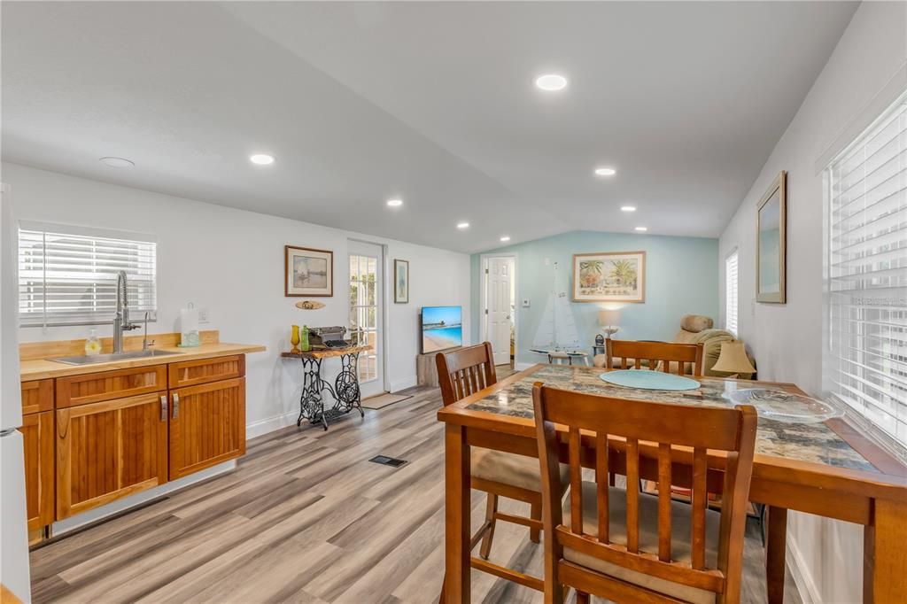 For Sale: $185,000 (2 beds, 1 baths, 728 Square Feet)