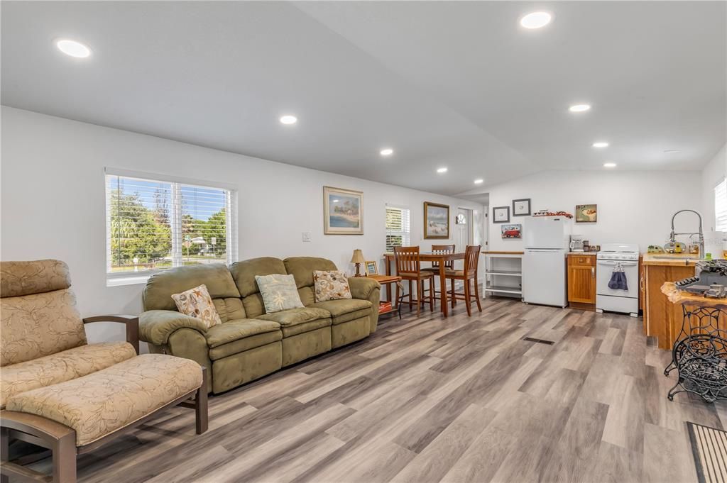 For Sale: $185,000 (2 beds, 1 baths, 728 Square Feet)