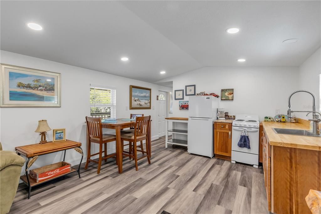 For Sale: $185,000 (2 beds, 1 baths, 728 Square Feet)