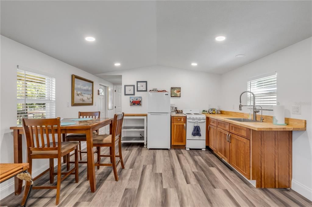 For Sale: $185,000 (2 beds, 1 baths, 728 Square Feet)