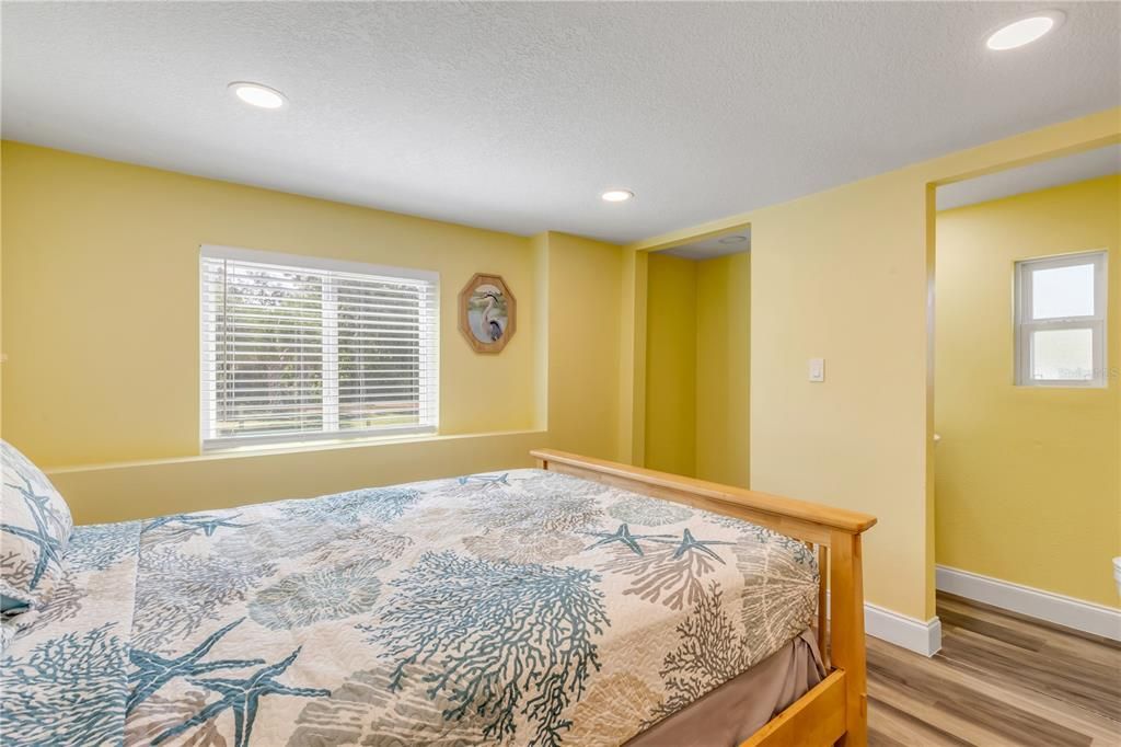 For Sale: $185,000 (2 beds, 1 baths, 728 Square Feet)