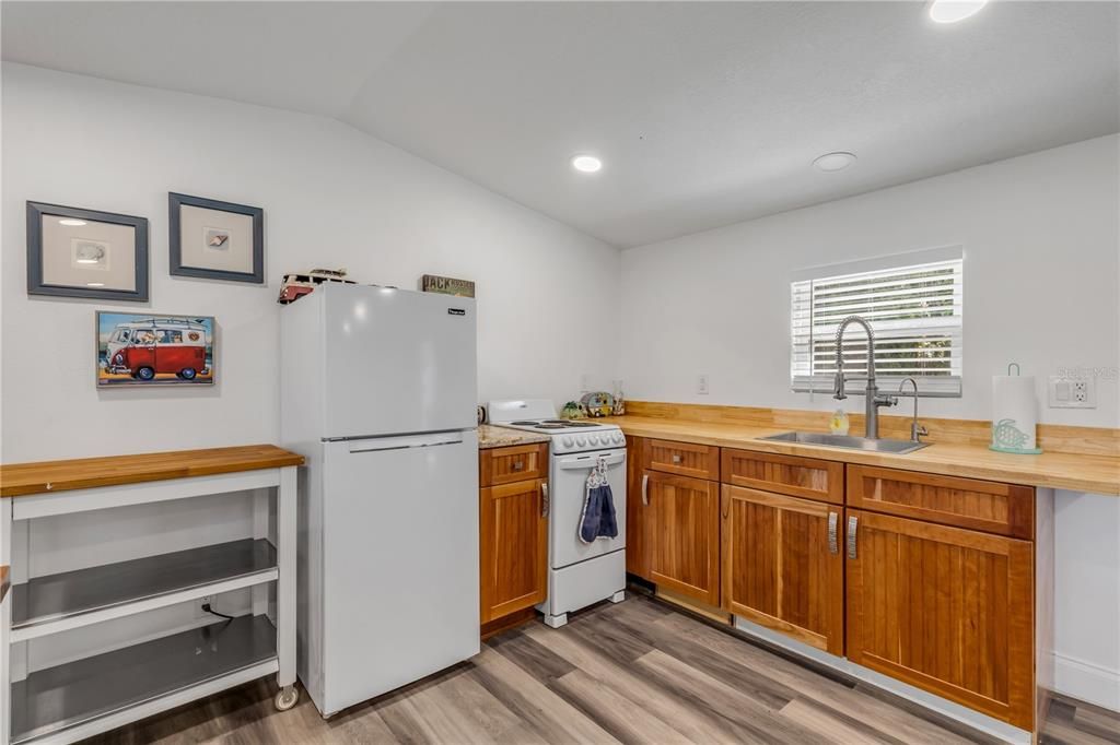 For Sale: $185,000 (2 beds, 1 baths, 728 Square Feet)
