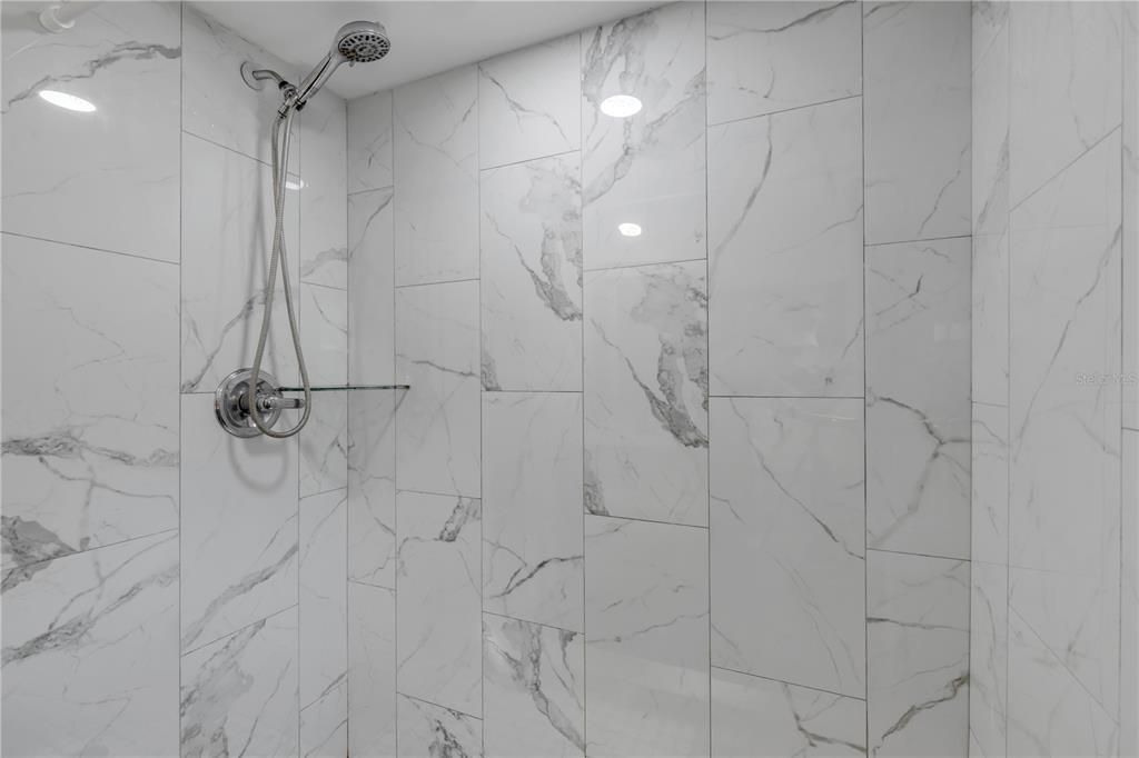 For Sale: $185,000 (2 beds, 1 baths, 728 Square Feet)