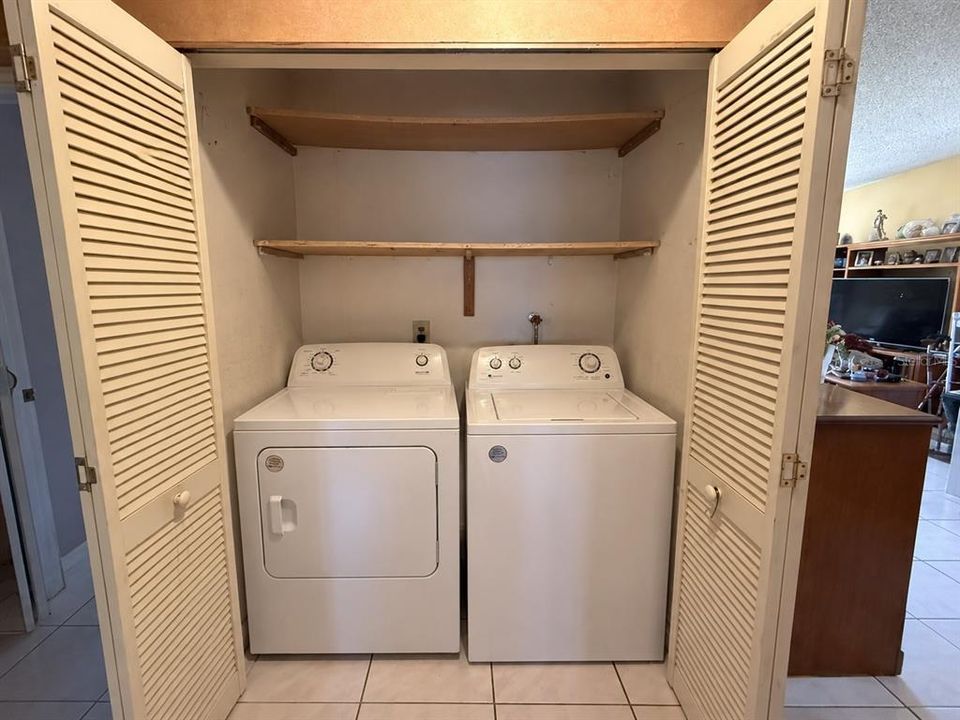 На продажу: $375,000 (2 спален, 2 ванн, 1083 Квадратных фут)