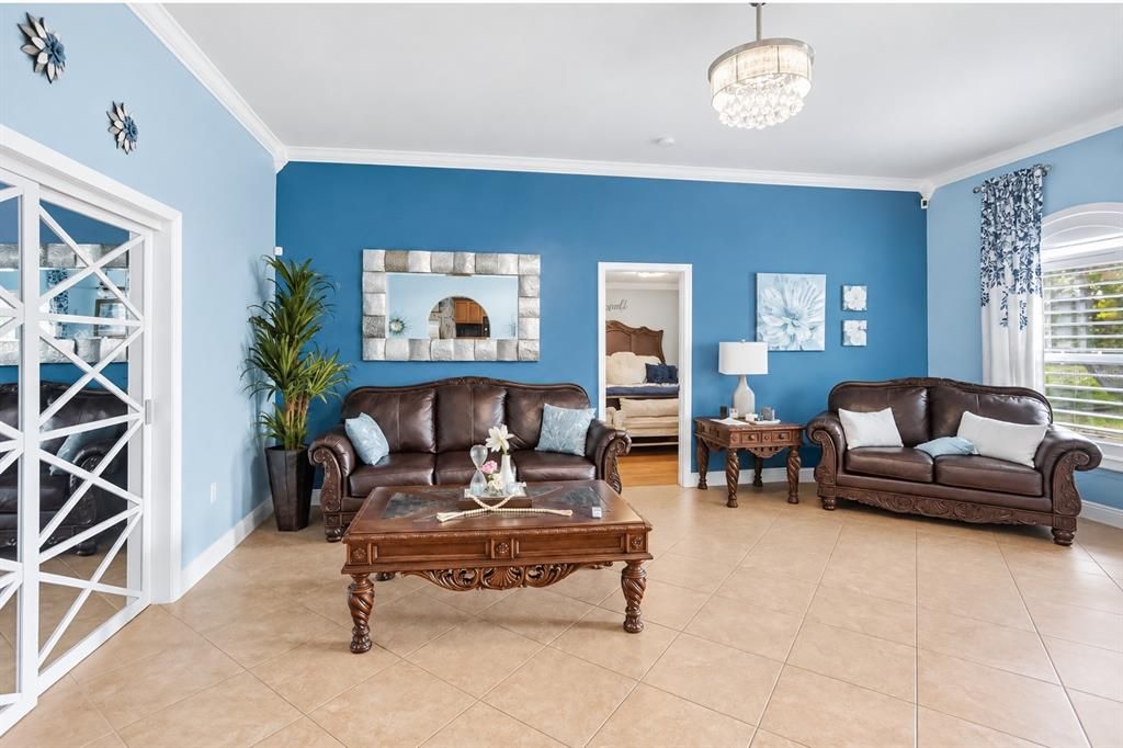 For Sale: $635,000 (5 beds, 2 baths, 2514 Square Feet)