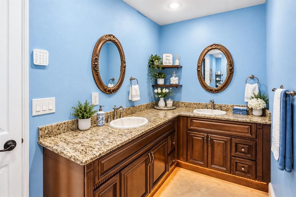 For Sale: $635,000 (5 beds, 2 baths, 2514 Square Feet)