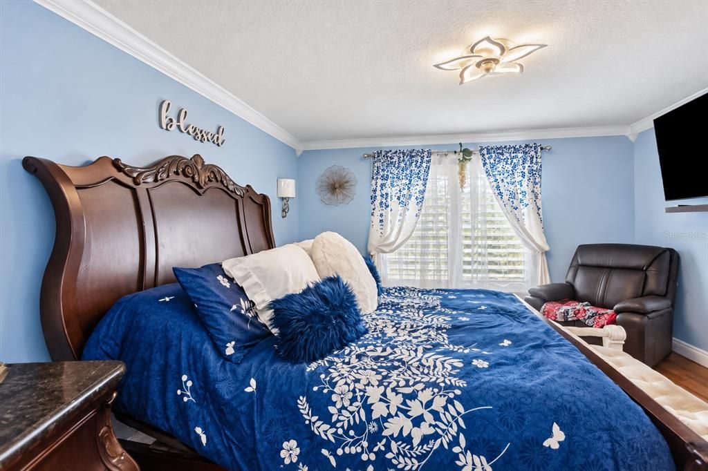 For Sale: $635,000 (5 beds, 2 baths, 2514 Square Feet)
