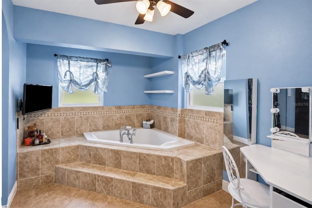 For Sale: $635,000 (5 beds, 2 baths, 2514 Square Feet)