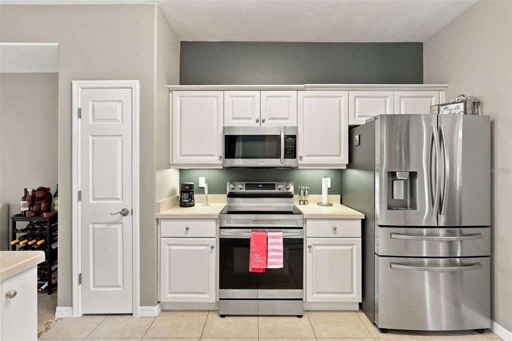 For Sale: $319,900 (2 beds, 2 baths, 1862 Square Feet)