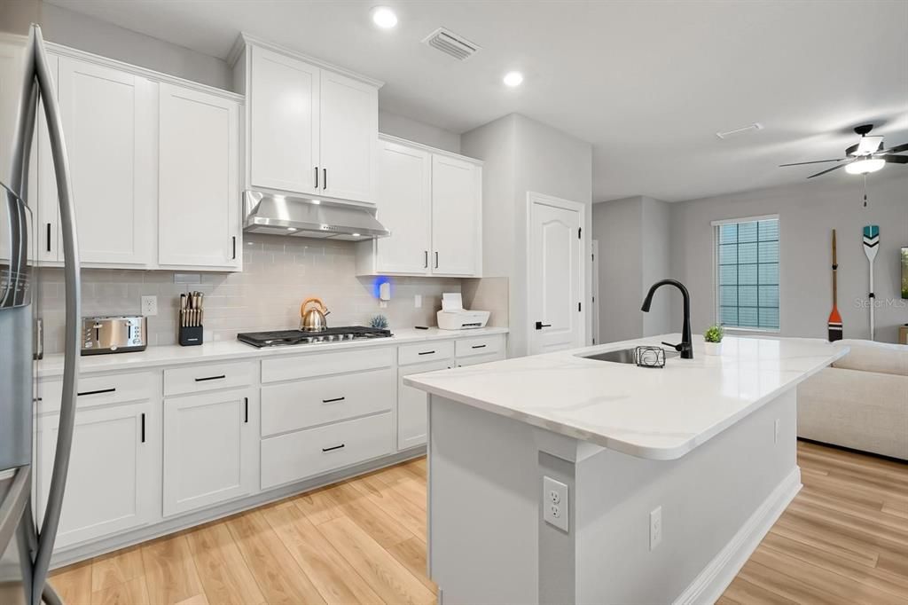 En Venta: $570,000 (6 camas, 4 baños, 2758 Pies cuadrados)