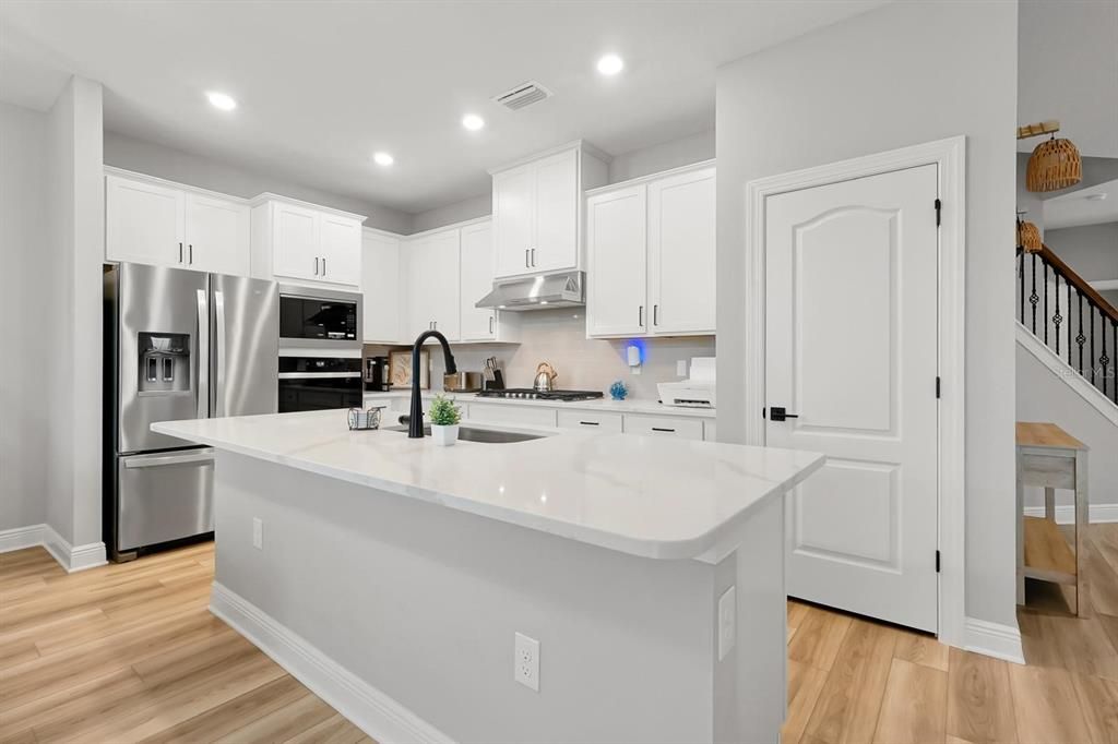 En Venta: $570,000 (6 camas, 4 baños, 2758 Pies cuadrados)
