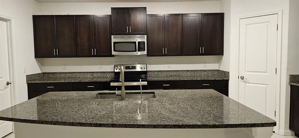 For Rent: $2,549 (5 beds, 2 baths, 2217 Square Feet)
