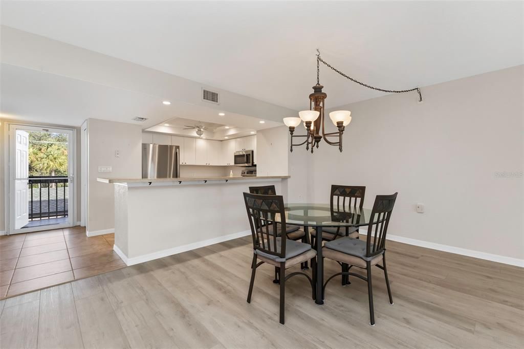 For Sale: $225,000 (2 beds, 2 baths, 1394 Square Feet)