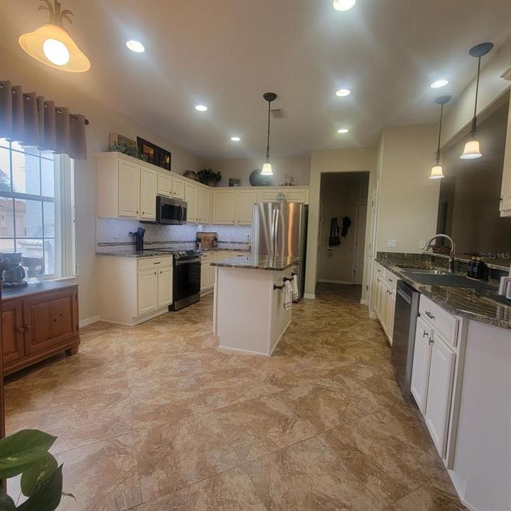 For Sale: $349,000 (2 beds, 2 baths, 1870 Square Feet)