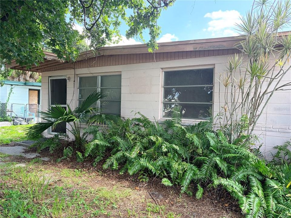 Active With Contract: $230,000 (2 beds, 1 baths, 1080 Square Feet)