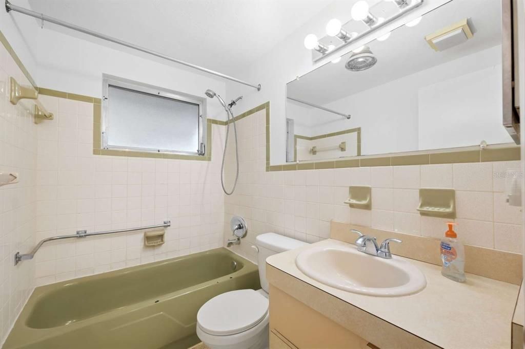 На продажу: $175,000 (2 спален, 2 ванн, 1060 Квадратных фут)