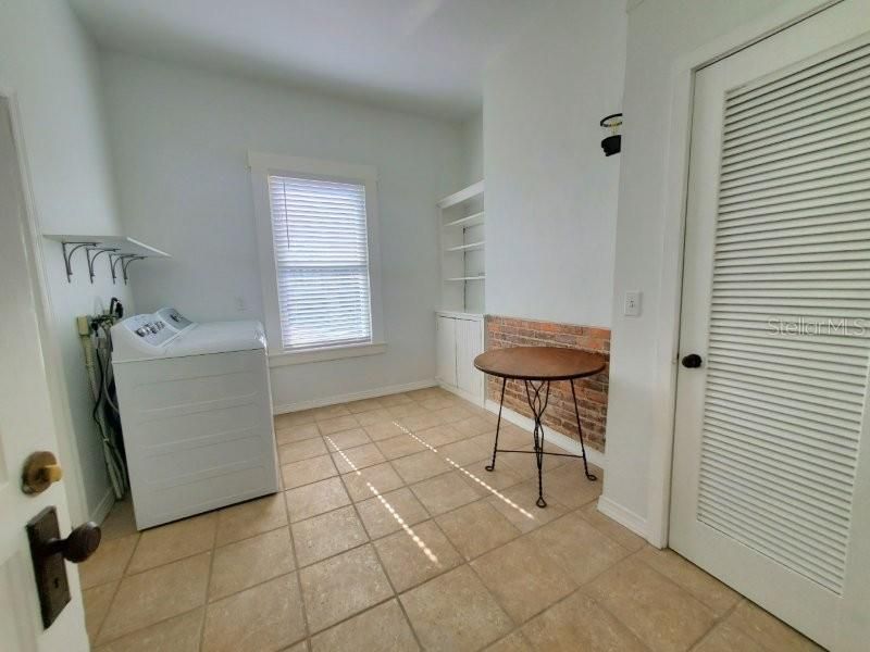 For Rent: $1,700 (1 beds, 1 baths, 840 Square Feet)