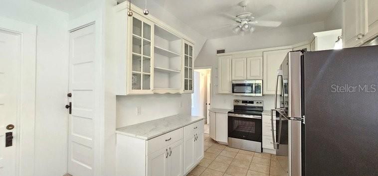 For Rent: $1,700 (1 beds, 1 baths, 840 Square Feet)