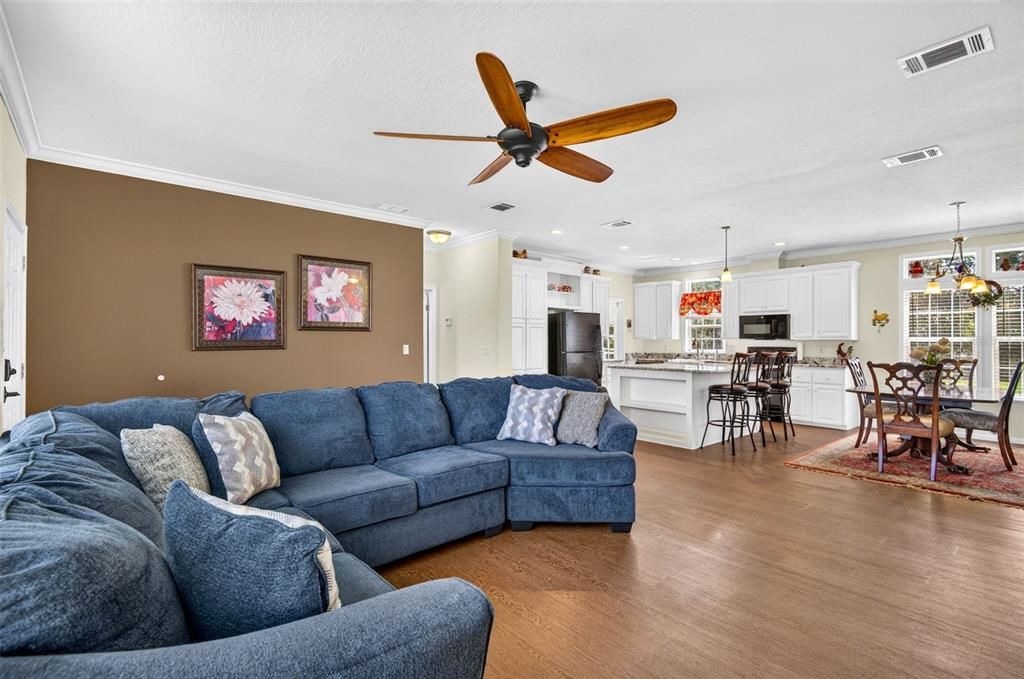 For Sale: $425,000 (3 beds, 2 baths, 1612 Square Feet)