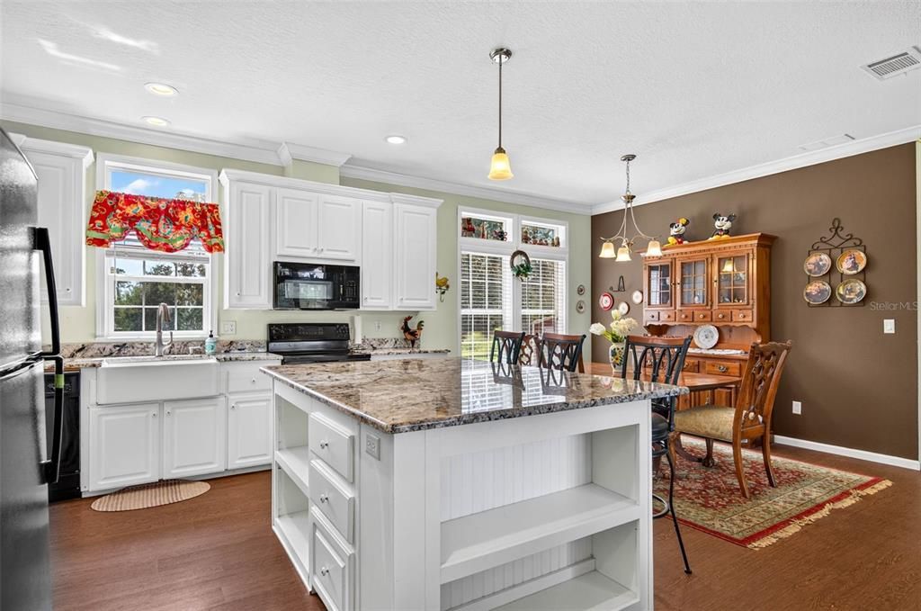 For Sale: $425,000 (3 beds, 2 baths, 1612 Square Feet)