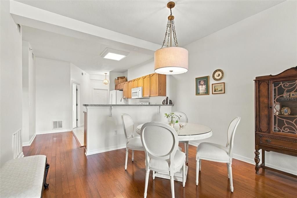For Sale: $399,000 (2 beds, 2 baths, 1141 Square Feet)