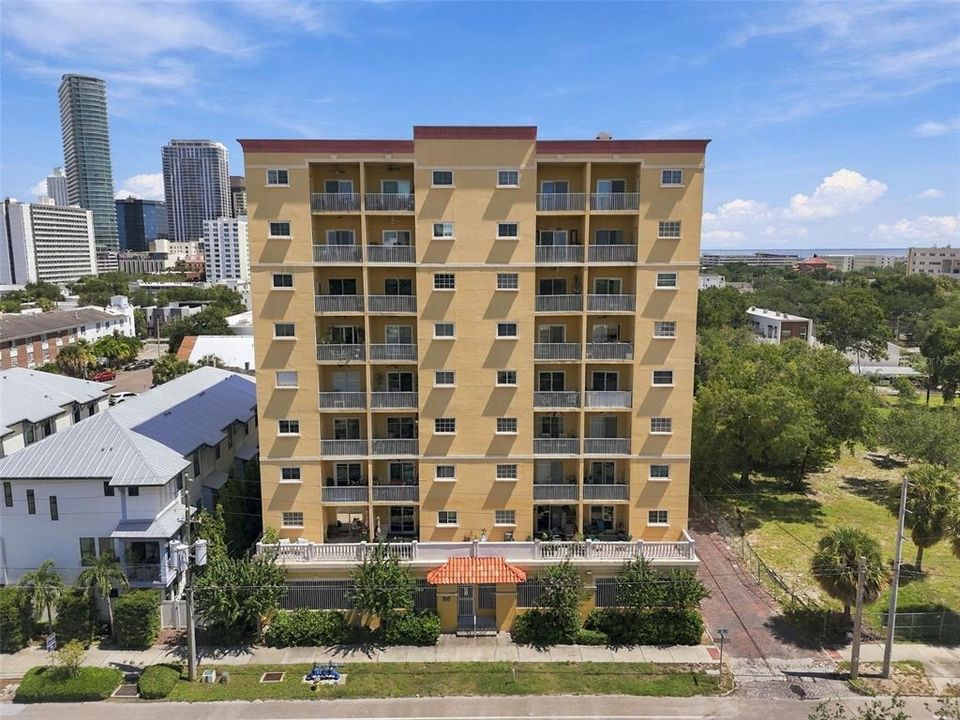 For Sale: $399,000 (2 beds, 2 baths, 1141 Square Feet)
