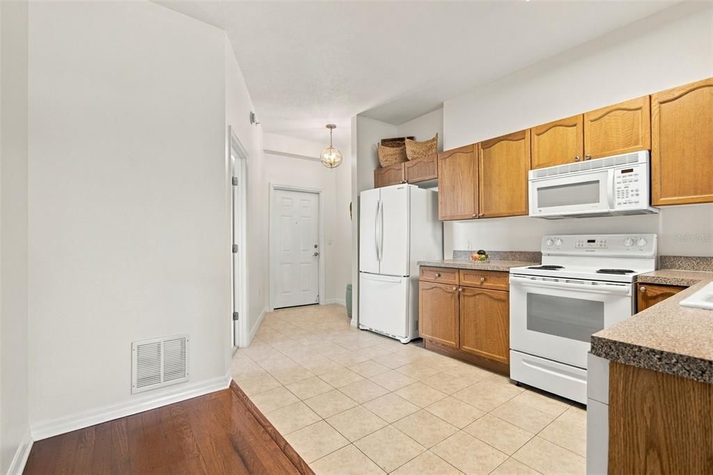 For Sale: $399,000 (2 beds, 2 baths, 1141 Square Feet)