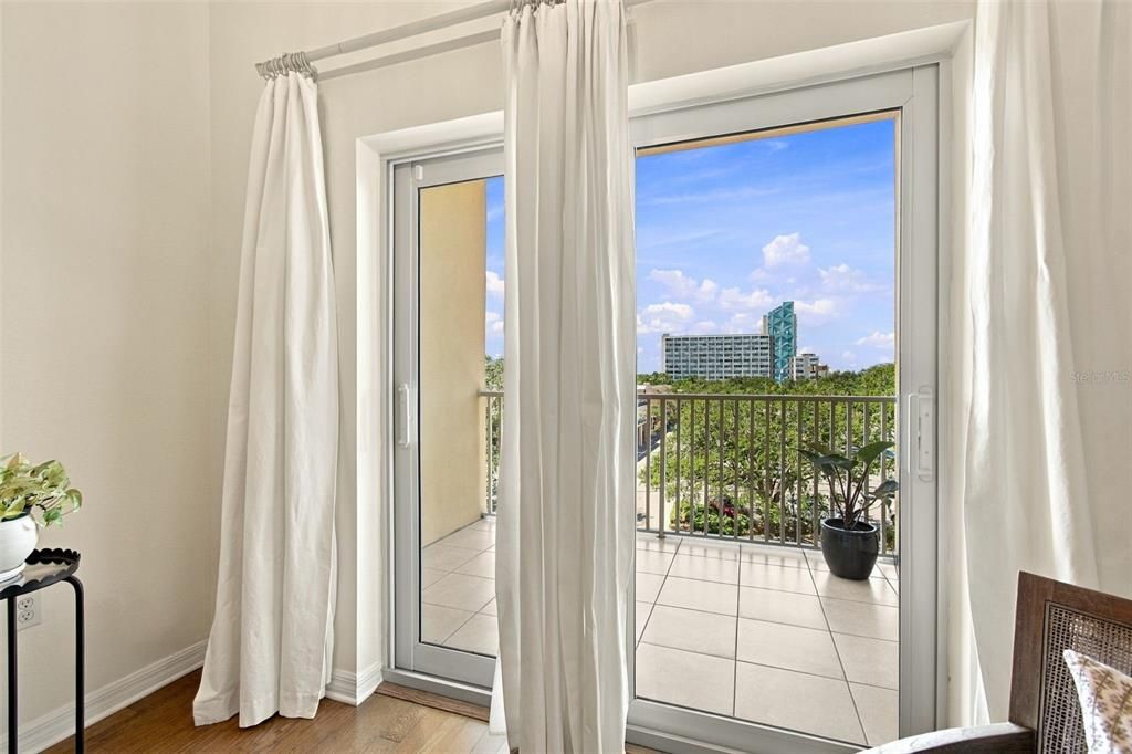 For Sale: $399,000 (2 beds, 2 baths, 1141 Square Feet)