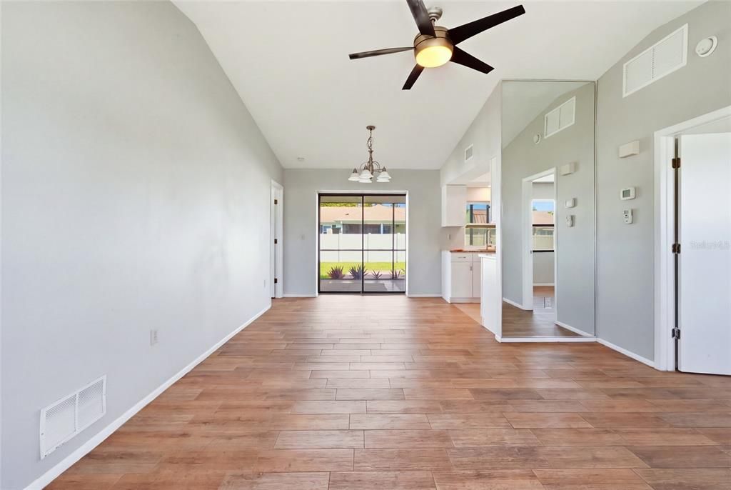 For Sale: $265,000 (2 beds, 2 baths, 1262 Square Feet)
