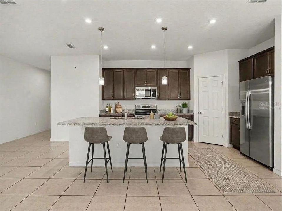 На продажу: $320,000 (4 спален, 2 ванн, 1807 Квадратных фут)