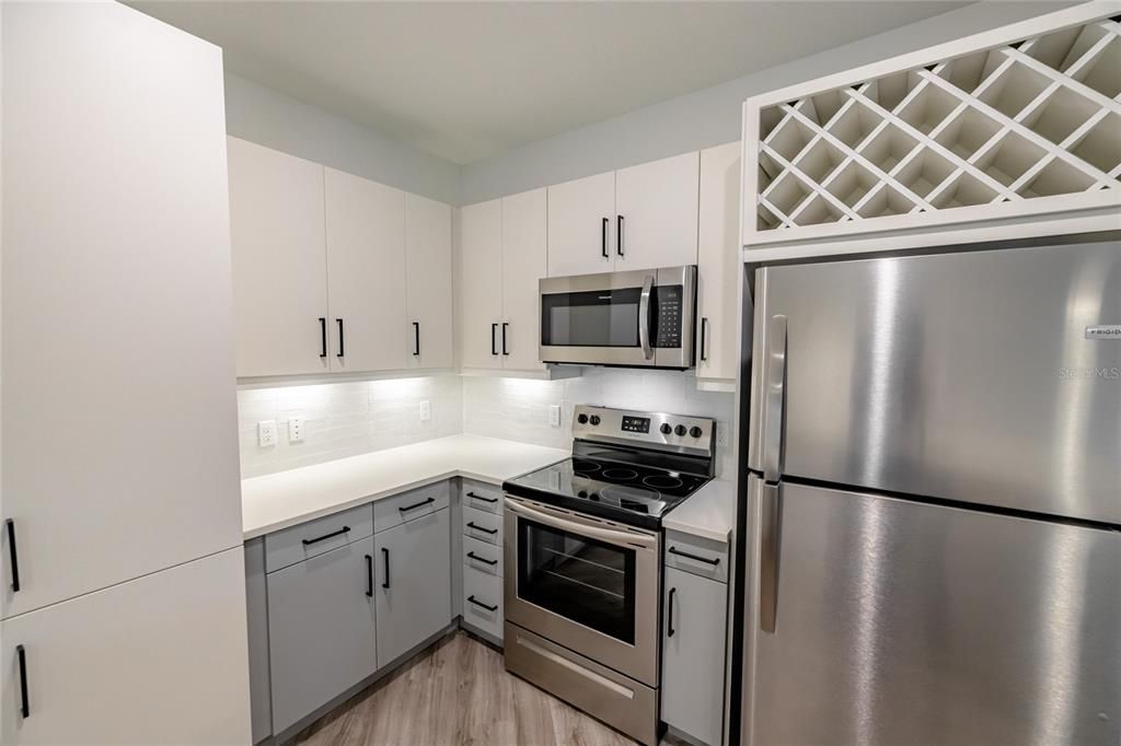 For Rent: $2,072 (1 beds, 1 baths, 815 Square Feet)
